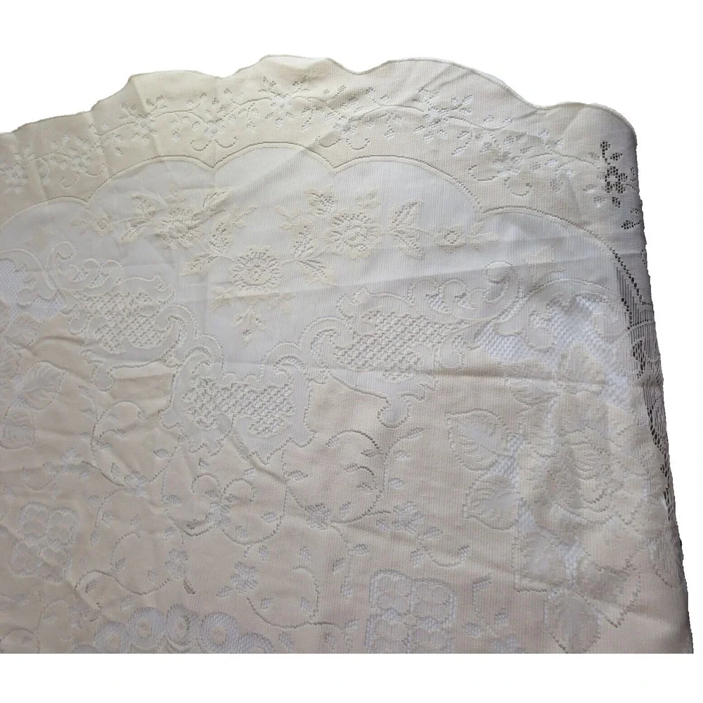Vintage Cream Oval Lace Tablecloth 67